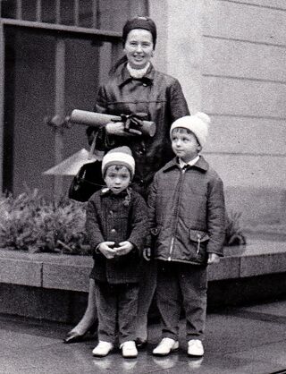 Lydie Roskovcová se syny Jakubem a Janem při doktorské promoci v Karolinu roku 1980. Zdroj: archiv pamětnice